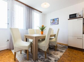 Apartment (Two Bedroom Apartment Retreat with Ba) | Dining room