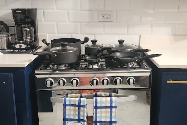 Kjøleskap, mikrobølgeovn, ovn og kokeplater