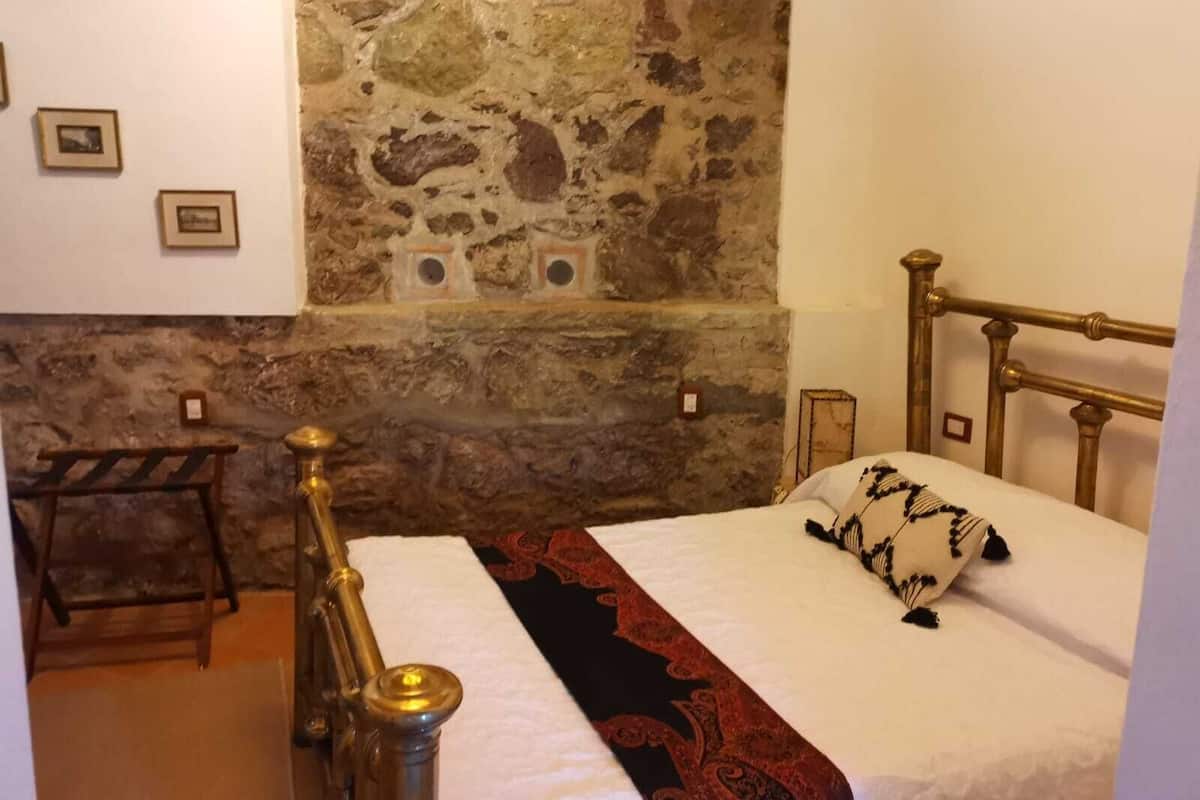 Suite estudio de diseñador, para no fumadores, vista al jardín | Edredón, decoración personalizada y escritorio