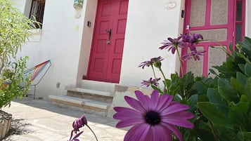 Suite de diseñador, para no fumadores, vista al patio | Edredón, decoración personalizada, muebles diferentes y escritorio