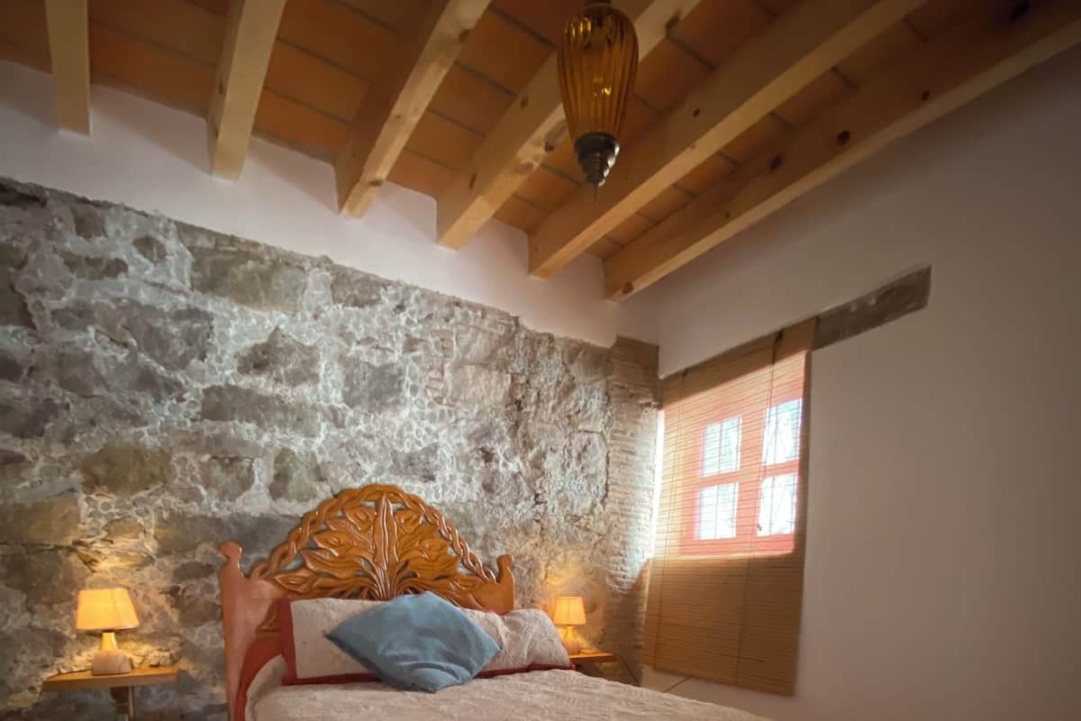 Estudio de diseñador, para no fumadores, vista al patio | Edredón, decoración personalizada y escritorio