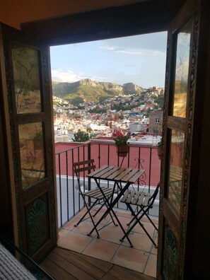 An open balcony with a view of a cityscape and mountains. - Casa Juan Guanajuato (Guanajuato)