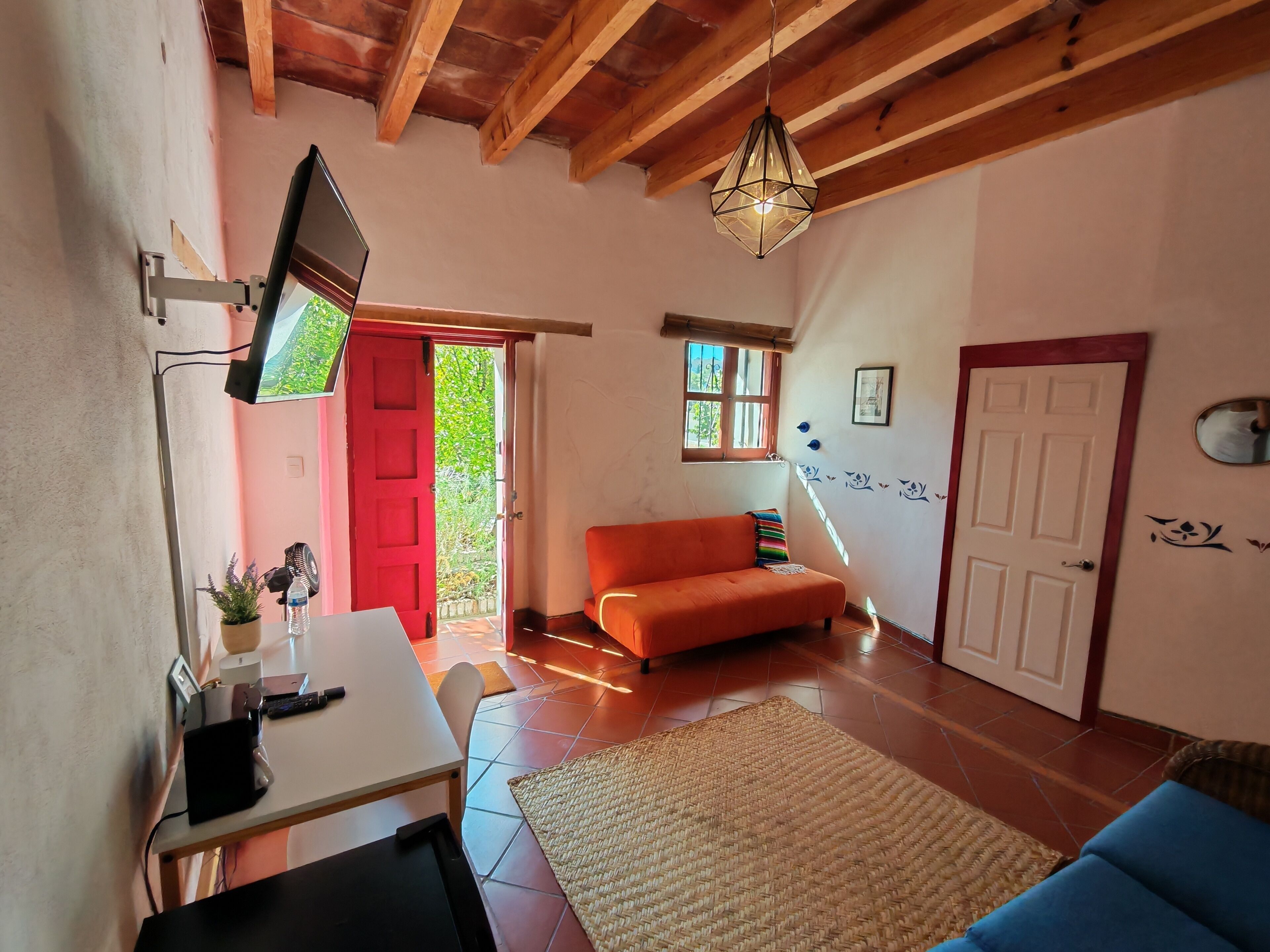 Habitación Deluxe, 1 habitación, vista al jardín | Edredón, decoración personalizada, muebles diferentes y escritorio 