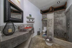 Haartrockner, Handtücher, Toilettenpapier
