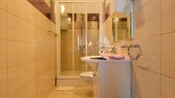 Appartement (Double Room with Balcony) | Salle de bain