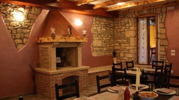 House (Three Bedroom Holiday Home with Priva) | Dining room