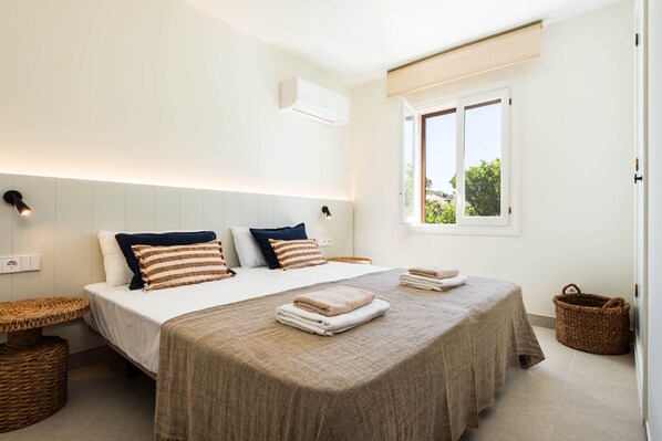 3 bedrooms, in-room safe, iron/ironing board, free WiFi