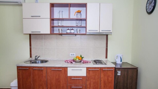 Uma cozinha compacta com pia, fogão e armários.