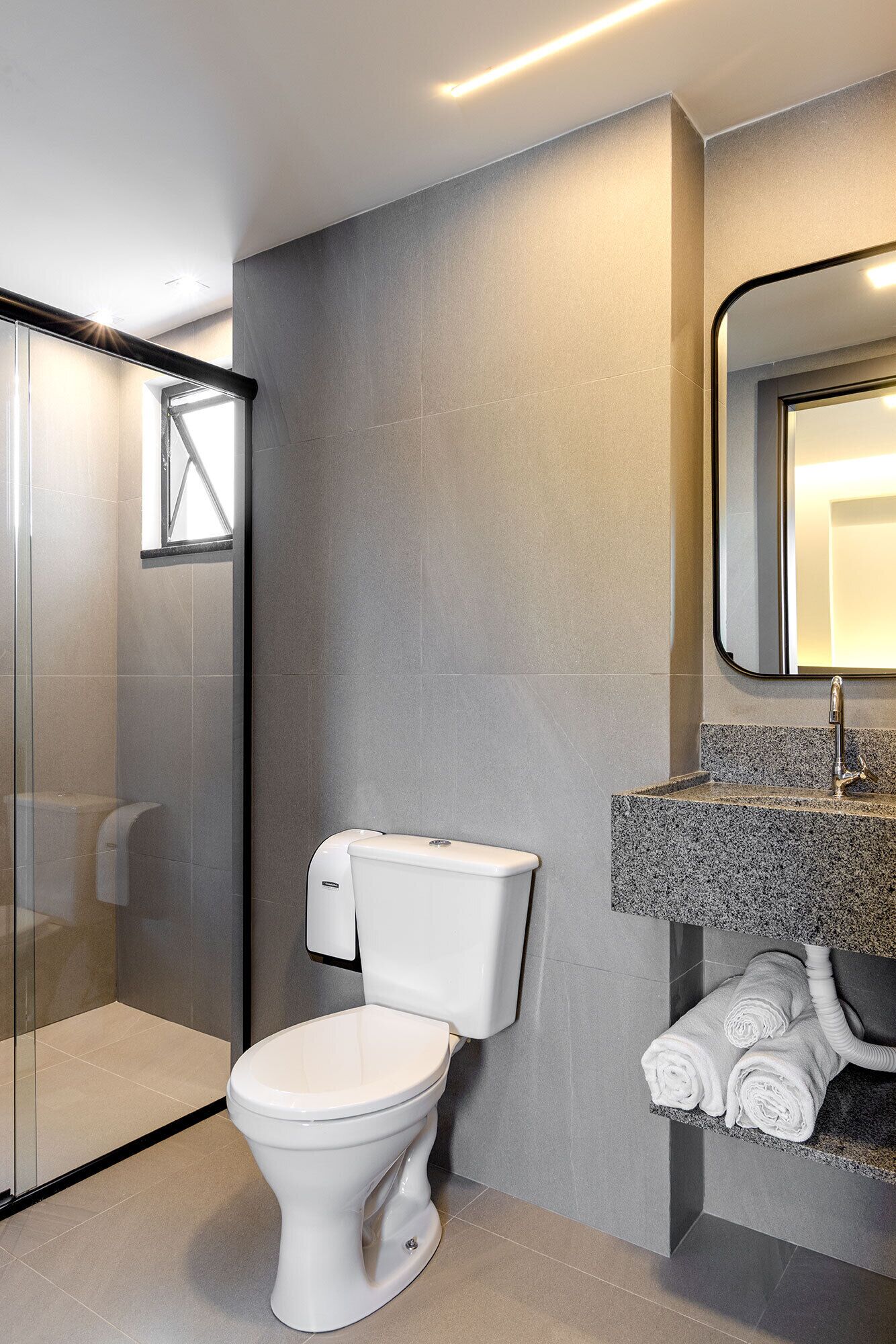 Buồng tắm vòi sen, máy sấy tóc, khăn tắm, xà phòng 