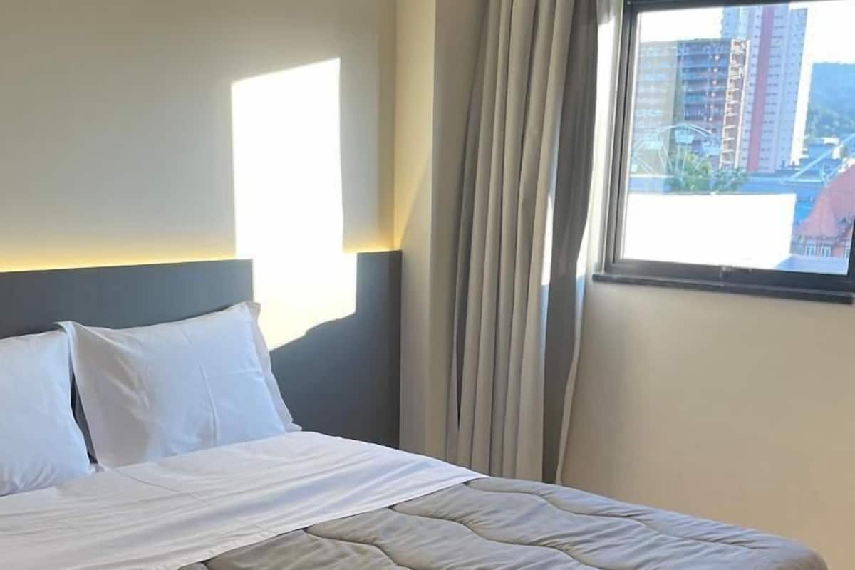 Quarto casal luxo | Escrivaninha, espaço de trabalho para notebook, Wi-Fi de cortesia