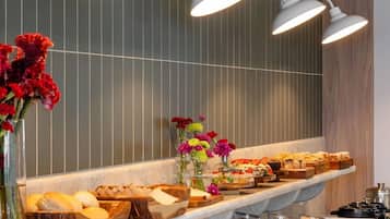 Café da manhã com buffet grátis todos os dias