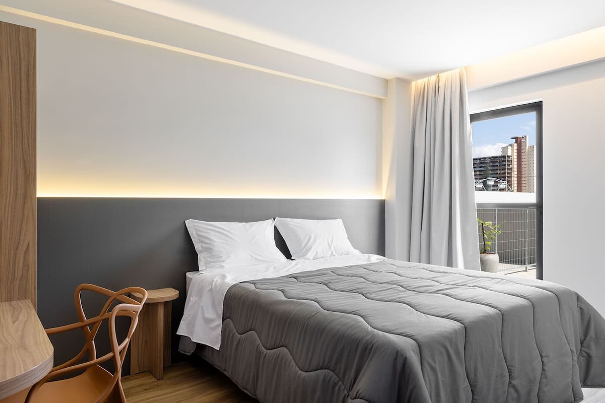 Quarto casal luxo | Escrivaninha, espaço de trabalho para notebook, Wi-Fi de cortesia