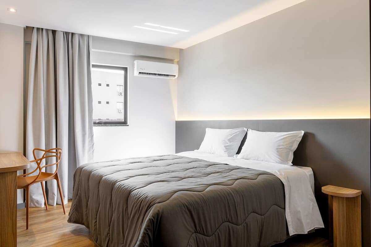 Quarto casal clássico | Escrivaninha, espaço de trabalho para notebook, Wi-Fi de cortesia