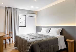 Classic Double Room | Meja, ruang kerja komputer riba, Wi-fi percuma