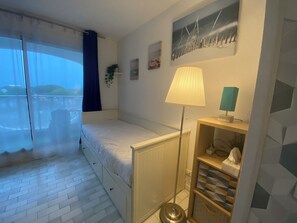 1 habitación, tabla de planchar con plancha y cuna de viaje 