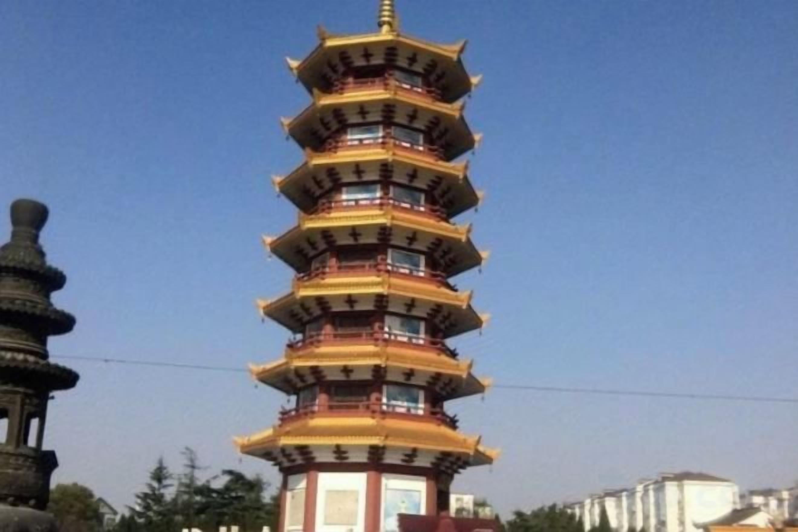 Une structure à plusieurs niveaux, de style pagode, composée d’une série d’étages superposés.