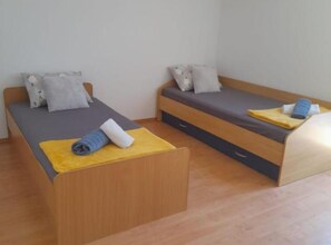 4 bedrooms, iron/ironing board, Internet, bed sheets