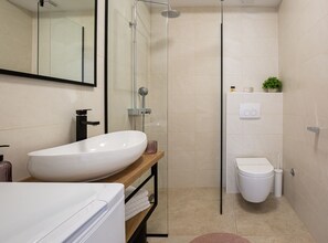 Dusche, Haartrockner, Handtücher