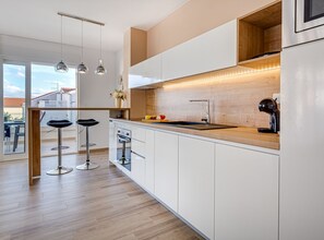 Réfrigérateur, four, lave-vaisselle, cafetière/bouilloire