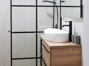 Douche, sèche-cheveux, serviettes fournies