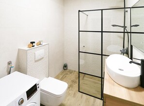 Douche, sèche-cheveux, serviettes fournies