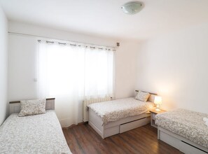 2 chambres, fer et planche à repasser, accès Internet, draps fournis