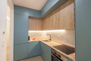 Fridge, oven, stovetop, dishwasher