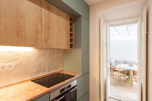 Fridge, oven, stovetop, dishwasher