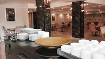 Her gün ücretsiz açık büfe kahvaltı