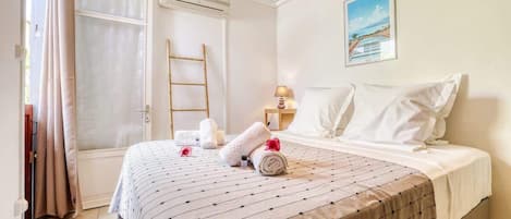 2 Schlafzimmer, Schreibtisch, Bügeleisen/Bügelbrett, Reisekinderbett