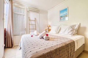 2 chambres, bureau, fer et planche à repasser, lit de bébé portatif