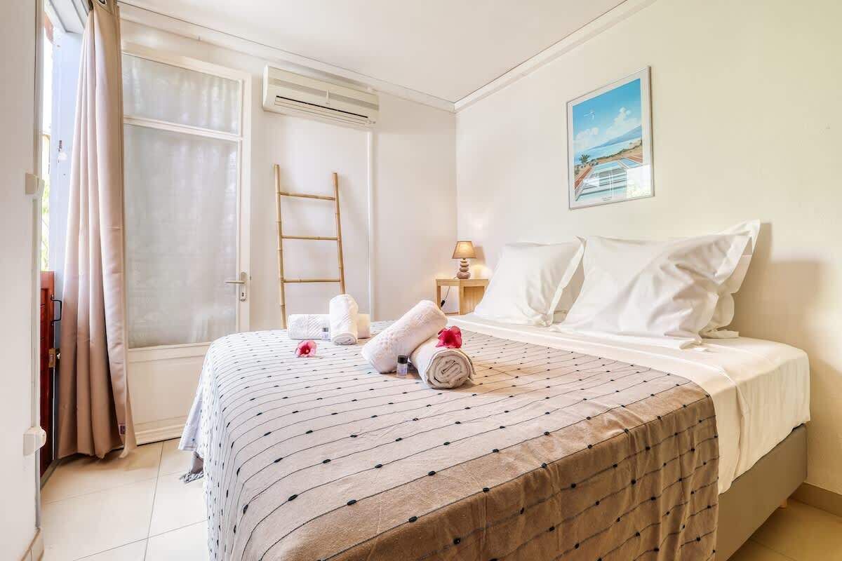 2 bedrooms, desk, iron/ironing board, travel cot