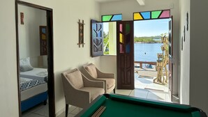 Rumah Standar, pemandangan laut | Ruang keluarga | Smart TV 32-inci dengan saluran TV kabel