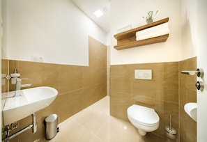 Quarto casal clássico | Banheiro | Chuveiro, secador de cabelo, toalhas de banho, papel higiênico