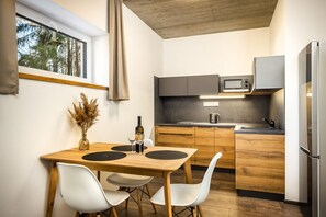 Klassiek appartement | Een bureau, verduisterende gordijnen, een strijkplank/strijkijzer