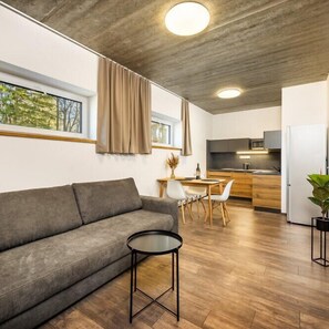 Klassiek appartement | Woonruimte | Een flatscreentelevisie