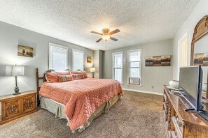 5 bedrooms, desk, iron/ironing board, travel cot