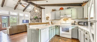 Half-Mi to Midtown: Family Retreat w/ Mtn Views!