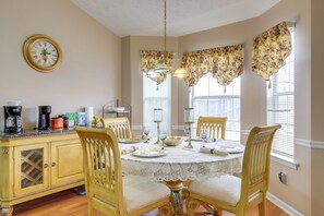 Dining - 2 Mi to Heritage Park: Pet-Friendly McDonough Home (McDonough)