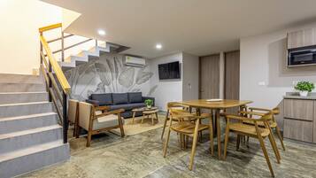 Deluxe Apartment, City View | Living area
