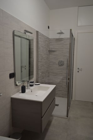 Shower, hair dryer, bidet, towels - MILAN NAVIGLI LARGE APARTMENT VIA SAVONA-TORTONA (Milano)