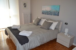 2 bedrooms, in-room safe, iron/ironing board, free WiFi