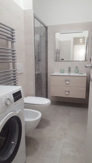 Shower, hair dryer, bidet, towels - MILAN NAVIGLI LARGE APARTMENT VIA SAVONA-TORTONA (Milano)