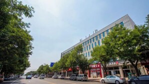 A street with parked cars and trees lining the road. - Yumeida Boutique Hotel Xinxiang Changheng (Changyuan)