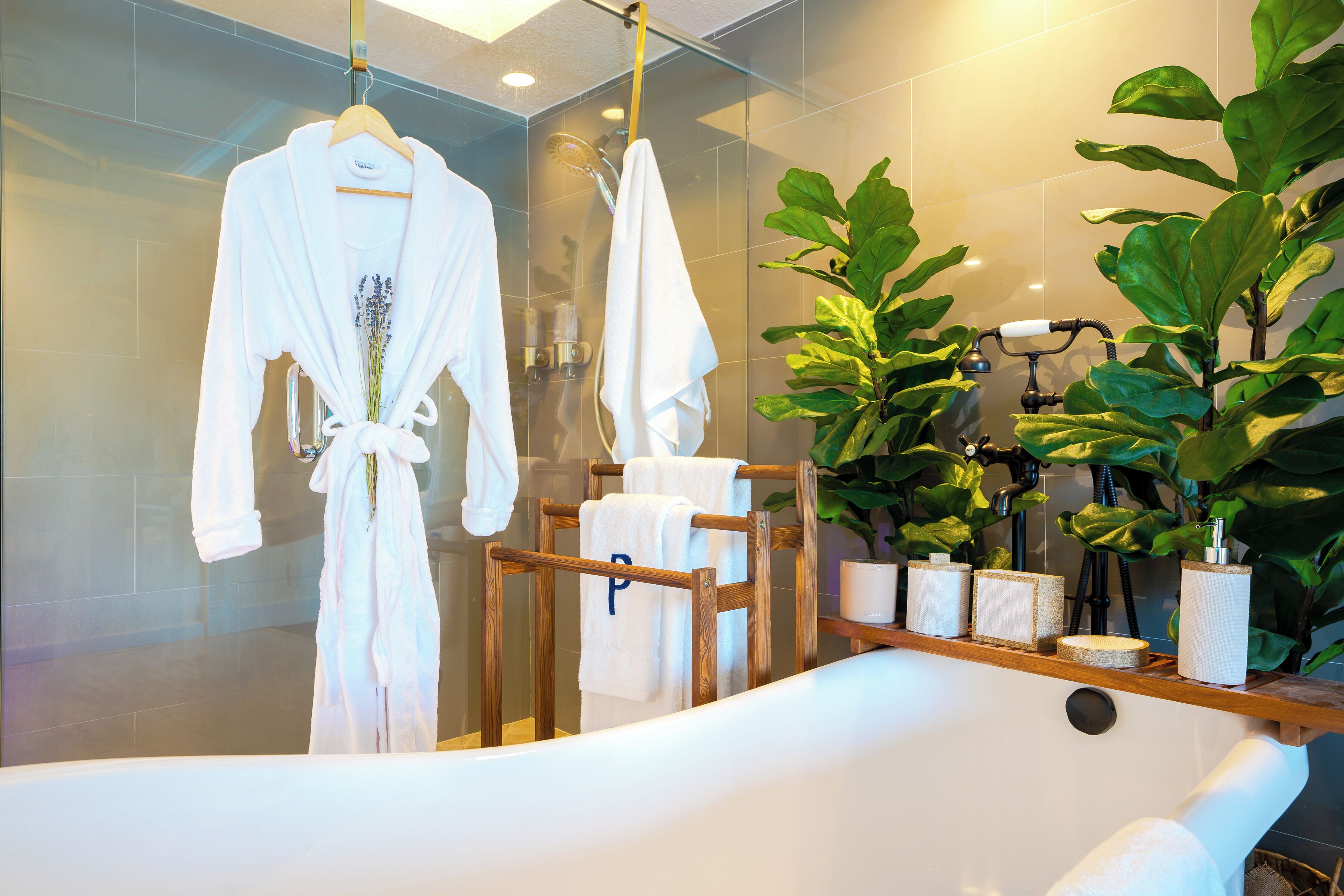 Deluxe House, 6 Bedrooms, Garden View | Bathroom | Hydromassage showerhead, hair dryer, towels, soap