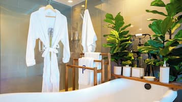 Deluxe House, 6 Bedrooms, Garden View | Bathroom | Hydromassage showerhead, hair dryer, towels, soap