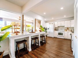 Deluxe House, 6 Bedrooms, Garden View | Private kitchen | Full-size fridge, microwave, oven, stovetop