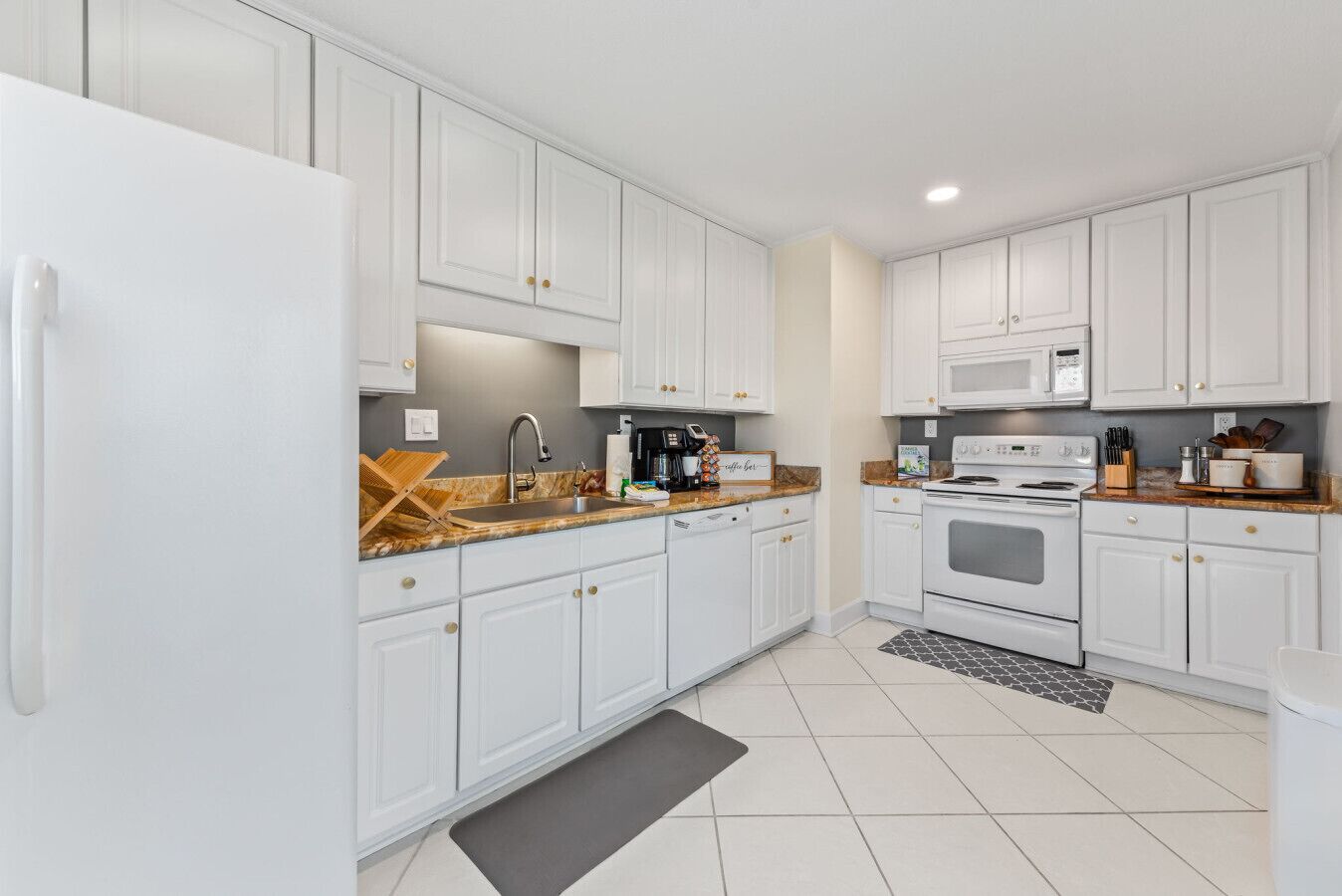 冷蔵庫、電子レンジ、オーブン、コンロ