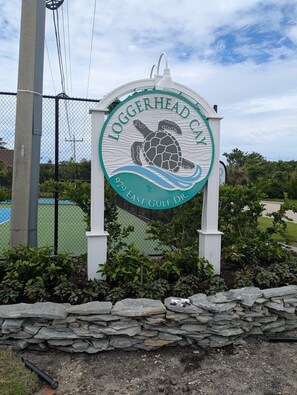 Property grounds - NEW TO VRBO: Loggerhead Cay Beachside Condo with Partial Gulf and Pool Views!  (Sanibel)