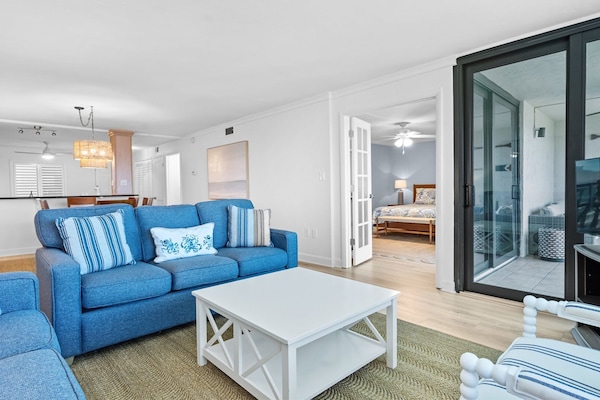 Large and comfortable living room with full size pull out bed